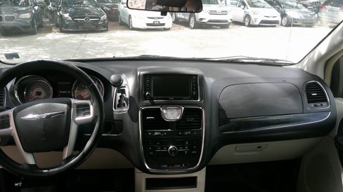 Used 2015 Chrysler Town & Country Touring image 27
