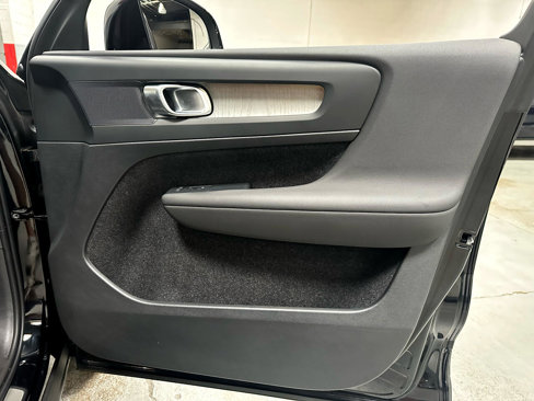 Used 2024 Volvo XC40 B5 Core w/ Climate Package image 8