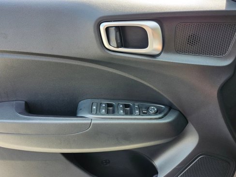 Used 2023 Hyundai Venue SEL image 32