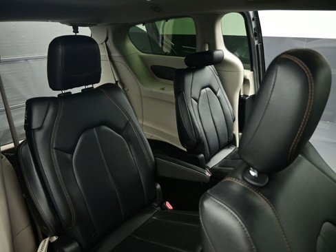 Used 2019 Chrysler Pacifica Touring-L image 21