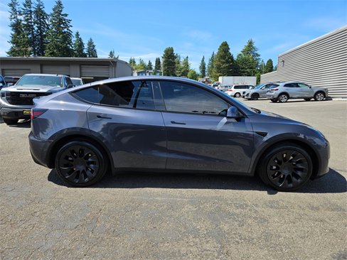 Used 2022 Tesla Model Y Long Range image 2