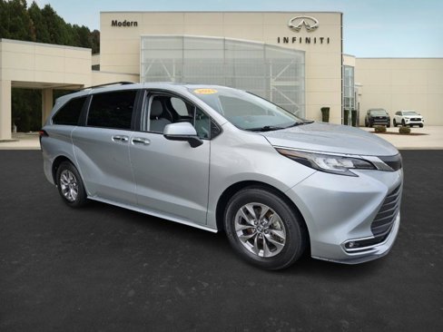 Used 2023 Toyota Sienna XLE image 2