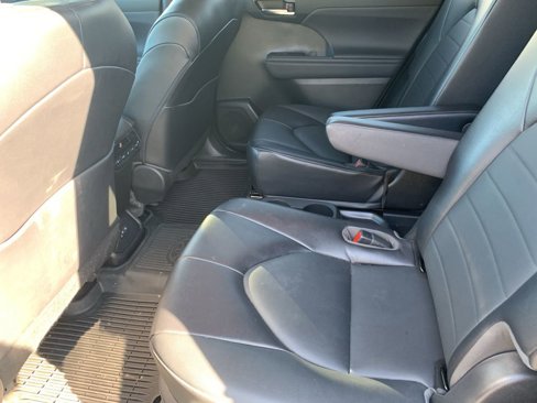 Used 2022 Toyota Highlander XLE image 16