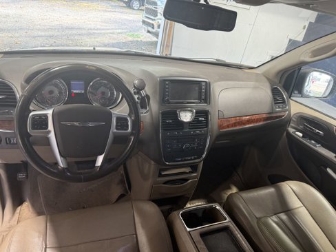 Used 2013 Chrysler Town & Country Touring image 6