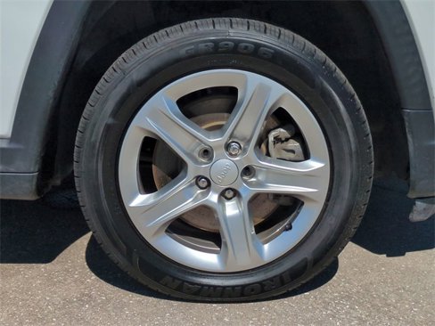 Used 2023 Jeep Compass Latitude image 11