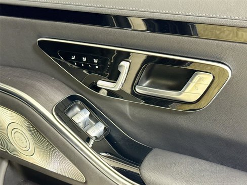 Used 2022 Mercedes-Benz S 500 4MATIC w/ AMG Line Package image 26
