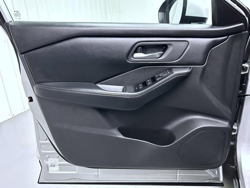 Used 2024 Nissan Rogue SV image 9