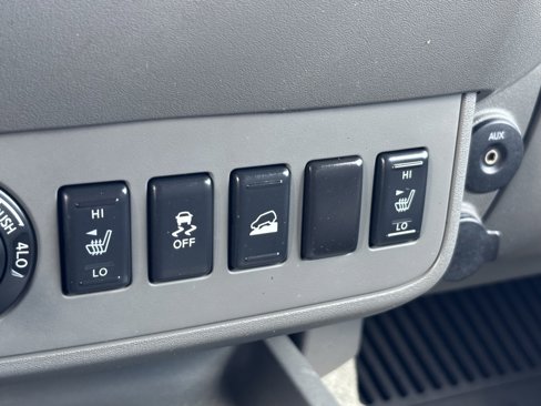 Used 2012 Nissan Frontier SL image 6