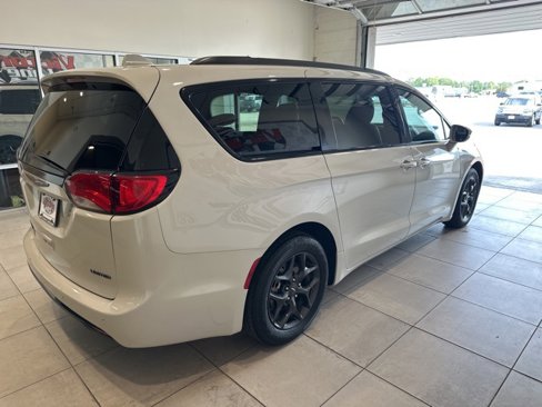 Used 2020 Chrysler Pacifica Limited image 5