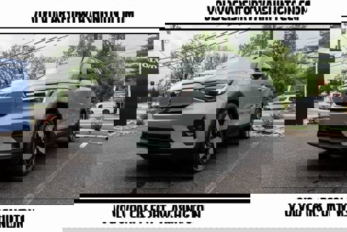 Certified 2024 Volvo XC40 B5 Plus image 1