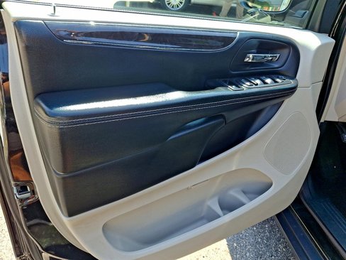 Used 2016 Chrysler Town & Country Touring image 16