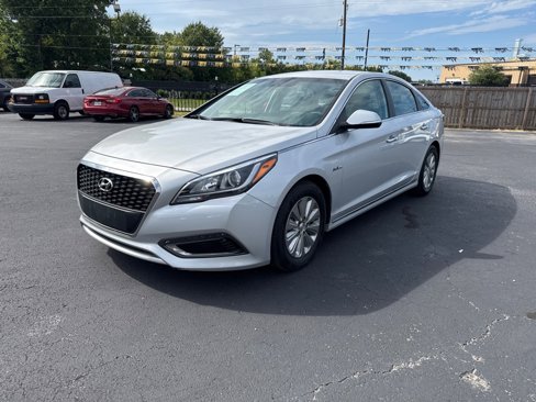 Used 2016 Hyundai Sonata SE image 1