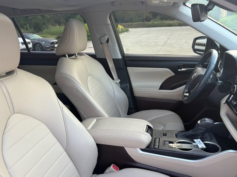 Used 2021 Toyota Highlander XLE image 19