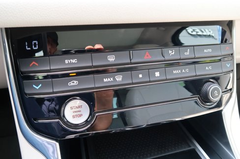 Used 2017 Jaguar XF Prestige image 32