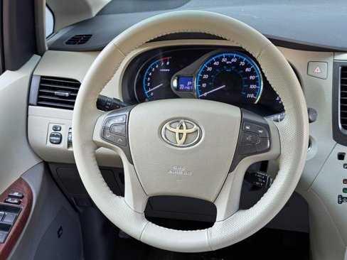 Used 2011 Toyota Sienna XLE image 19