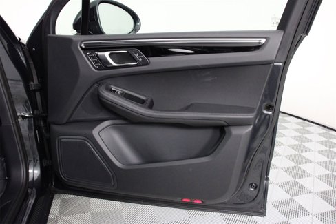Used 2025 Porsche Macan image 23