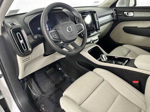 Used 2025 Volvo XC40 B5 Plus w/ Protection Package image 9