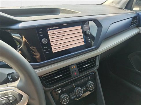Certified 2024 Volkswagen Taos SE image 15