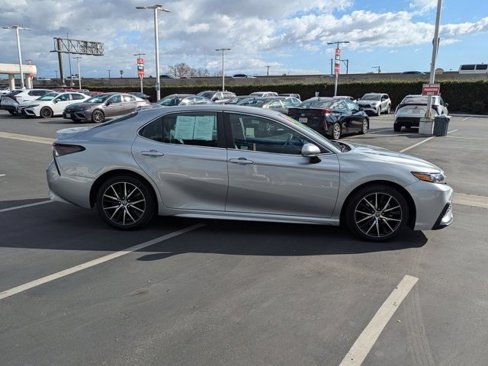 Used 2022 Toyota Camry SE image 4
