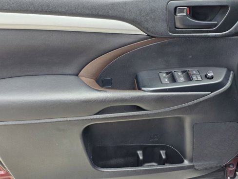 Used 2017 Toyota Highlander LE image 17