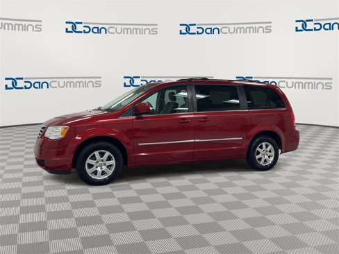 Used 2010 Chrysler Town & Country Touring image 4