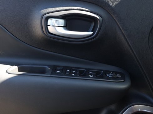 New 2023 Jeep Renegade Latitude w/ Sun & Fun Group image 24