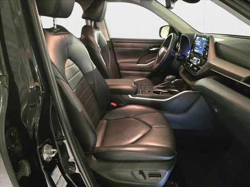 Used 2022 Toyota Highlander XLE image 10