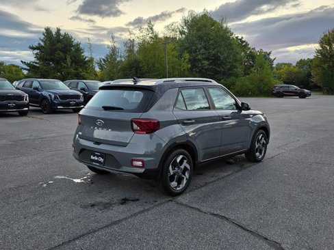 Used 2022 Hyundai Venue Limited image 8