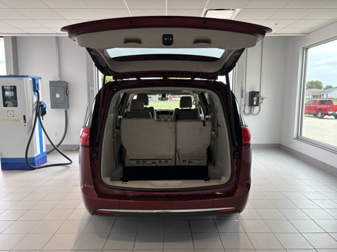 Used 2017 Chrysler Pacifica Limited image 5