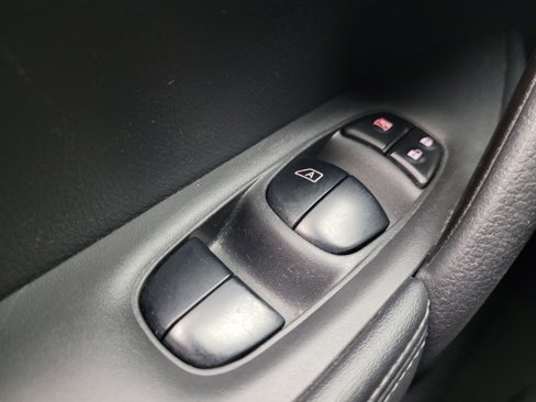 Used 2019 Nissan Rogue SV image 27