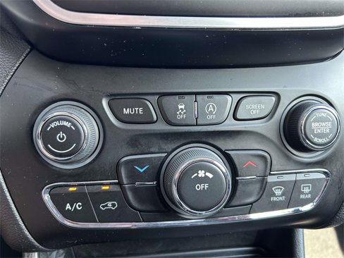 Used 2019 Jeep Cherokee Latitude w/ Popular Appearance Group image 21