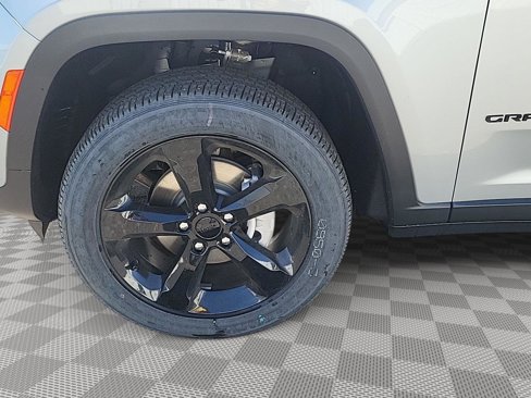 New 2025 Jeep Grand Cherokee Altitude image 38