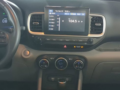 Used 2025 Hyundai Venue SEL image 18