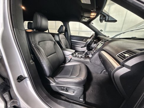 Used 2018 Ford Explorer XLT w/ Equipment Group 202A image 27