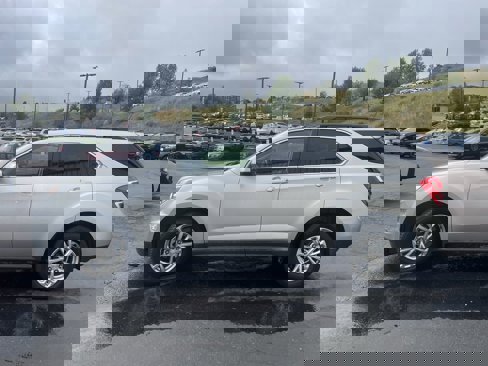 Used 2017 Chevrolet Equinox LT w/ Convenience Package image 4