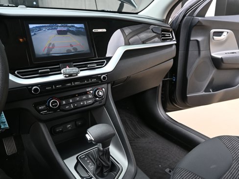 Used 2020 Kia Niro LX image 23
