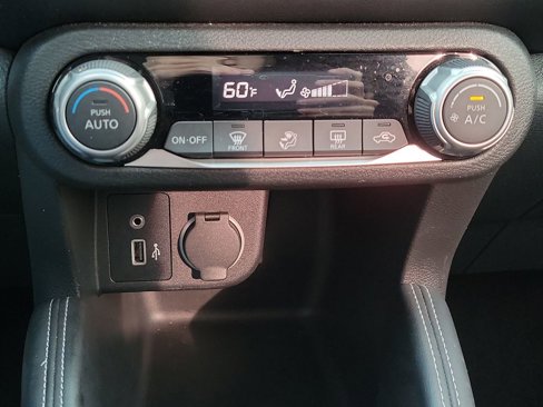 Used 2020 Nissan Kicks SR image 16