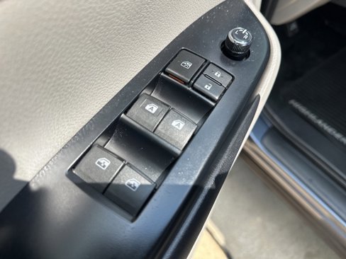 Used 2018 Toyota Highlander XLE image 9