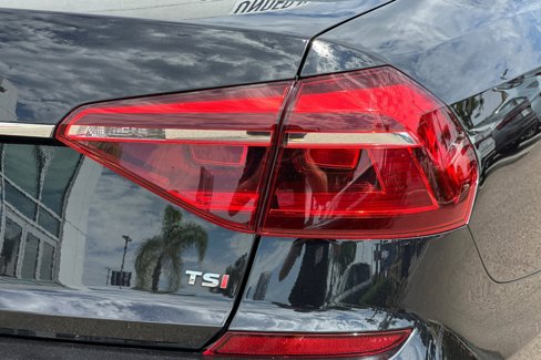 Used 2018 Volkswagen Passat 2.0T SE image 25