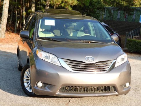 Used 2014 Toyota Sienna XLE image 9