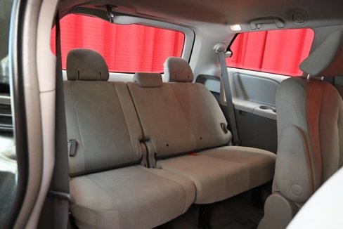 Used 2013 Toyota Sienna L image 9