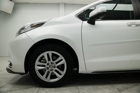 Used 2024 Toyota Sienna Limited image 9