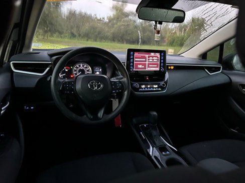 Used 2021 Toyota Corolla LE image 12