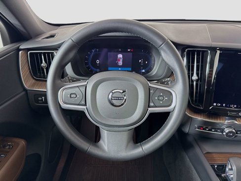 Used 2022 Volvo XC60 B5 Momentum image 11