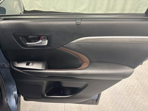 Used 2017 Toyota Highlander Limited image 24