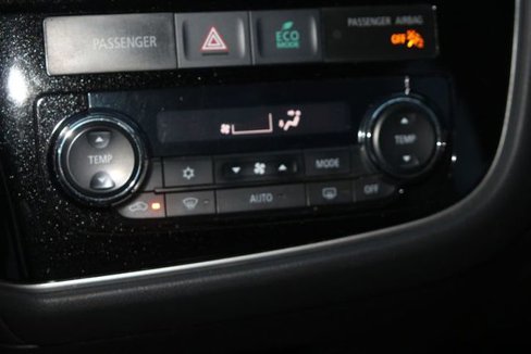 Used 2014 Mitsubishi Outlander SE image 17