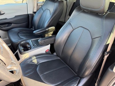 Used 2021 Chrysler Pacifica Touring-L image 16