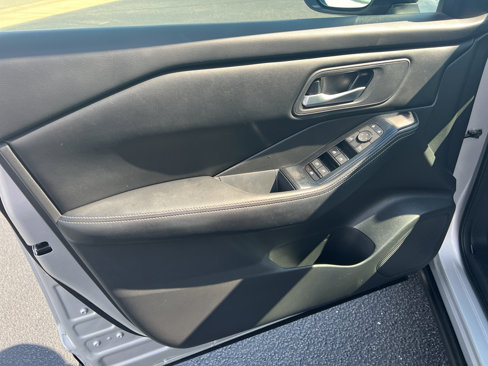 Used 2024 Nissan Rogue SV image 8