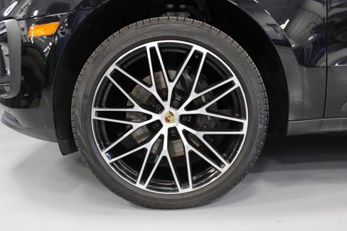 Certified 2025 Porsche Macan image 13