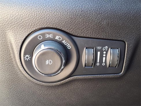 Used 2024 Jeep Compass Latitude image 12